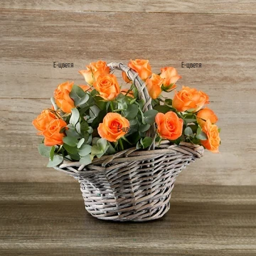 Доставка на кошница с оранжеви рози и зеленина