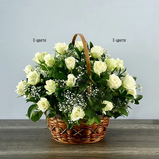 Класическа кошница с бели рози и зеленина