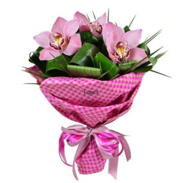 Представяме Ви едно "бижу" от розови цветове на орхидея Цимбидиум. Красиви и издържливи, цветовете са аранжирани в специални ампули с вода.