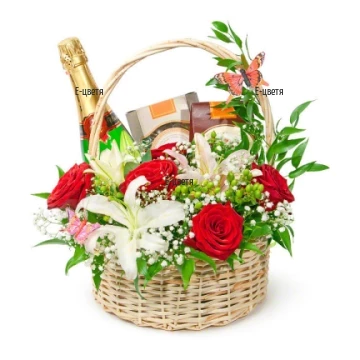 Original gift for friends and relatives. A basket arranged with various gifts and flowers, perfect for all occasions.