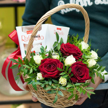 Поръчка и доставка на кошница с рози и бонбони