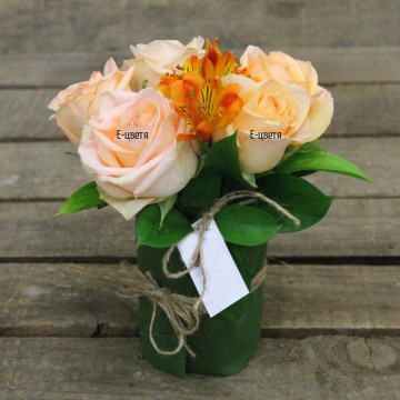 Красива и китна аранжировка от кремави рози, аранжирани на пиафлора, специална гъба, която ще запази цветята свежи дни наред.