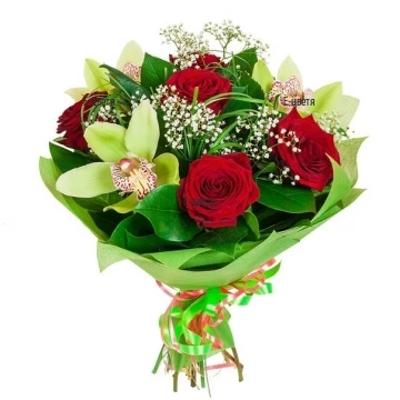 Класически червени рози и екзотични орхидеи, аранжирани в ампули, умело аранжирани с обилна зеленина.