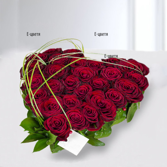 Online order and delivery of romantic heart of red roses.