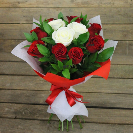 Букет от червени и бели рози Обичам те