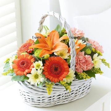 Красива, ведра кошница с цветя в ярка тоналност - лилиуми, гербери, хризантеми и обилна декорация и зеленина.