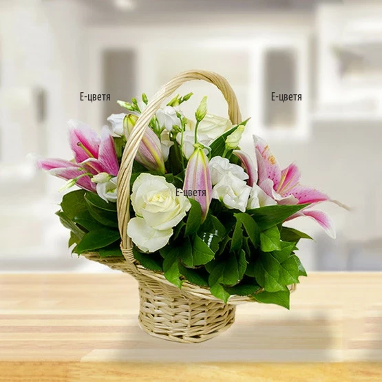 A basket with white and pink flowers - Adel