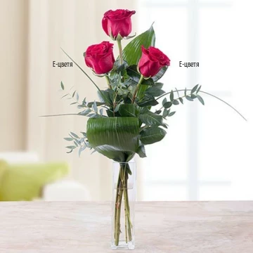 Класиката си е класика - букет от 3 червени рози и свежа зеленина, подходяща за този аранжимент.