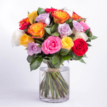 Красив, жизнерадостен букет от разноцветни рози - микс от рози в цветовете на дъгата. Пъстротата на класическия букет от рози е прекрасен подарък.