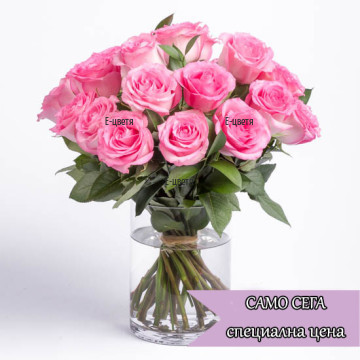 Нежен букет от розови рози - класически букет за всеки повод и получател. От опциите до снимката може да изберете с колко рози да бъде аранжиран.