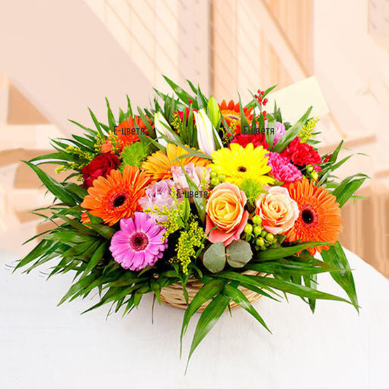 Онлайн поръчка и доставка на кошница с рози и разнообразни цветя