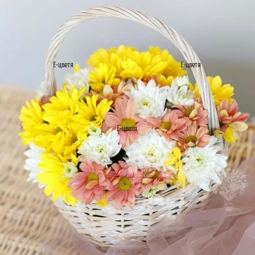 Красива и китна кошничка с разноцветни хризантеми. Дарете щастие и направете неподправена изненада на любимите си хора