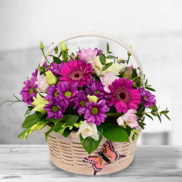 Нежна кошница, аранжирана с цветя в пастелни цветове, обилна зеленина и много любов. Цветята са аранжирани върху специална гъба, наречена пиафлора.