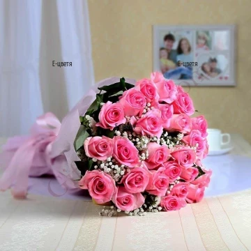 Прекрасен букет от розови рози и зеленина