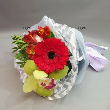 Красив, китен букет от разнообразни цветя в различни цветове. Подходящ за всеки повод и получател, този букет ще усмихне любим за Вас човек.