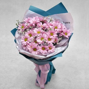 Нежен, красив и мил букет от красиви и китни хризантеми в розова тоналност. Идеален подарък за празника на Ваш близък и любим човек.