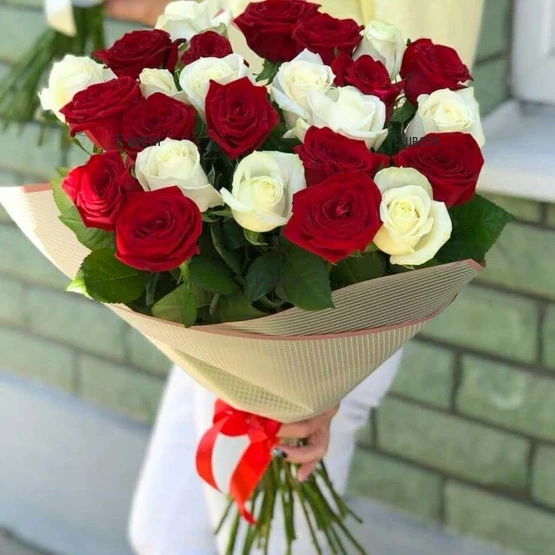 Красив букет от бели и червени рози