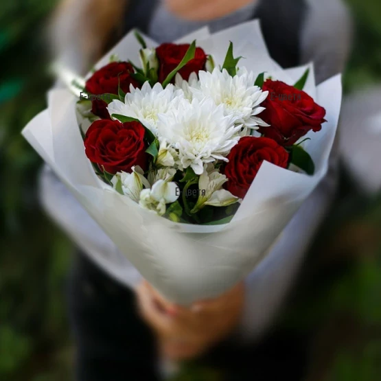 Романтичен букет от рози и цветя