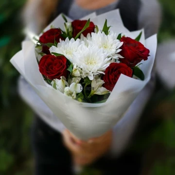 Romantic bouquet of roses and flowers