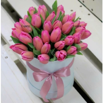 Пролетна сензация от 25 лалета, аранжирани в специална кутия за цветя - нежен подарък за любима жена - съпругата или майката.