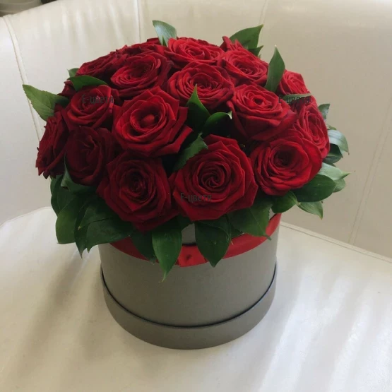 Доставка на кутия с червени рози и зеленина
