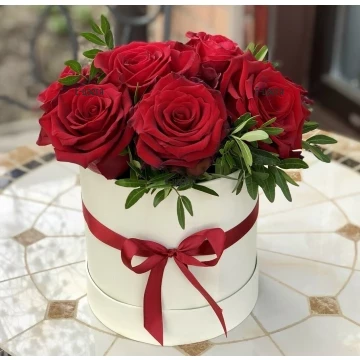 Доставка на романтична кутия с червени рози
