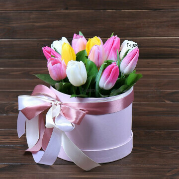 Направете онлайн поръчка на един красив и нежен пролетен аранжимент от 15 цветни лалета, аранжирани в специална кутия за цветя.