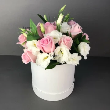 Онлайн поръчка нежна кутия с цветя