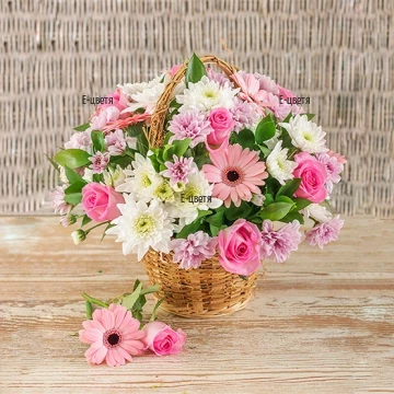 Предлагаме на Вашето внимание една китна, красива и нежна кошница с разнообразни цветя в мека тоналност, аранжирани на специална гъба.