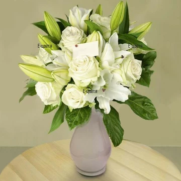 Букет от бели рози и бели лилиуми със зеленина