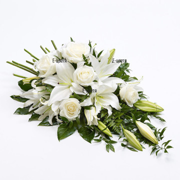 Обемен букет от разнообразни бели цветя - лилиуми и рози, с който да изразите чувствата си на почит и преклонение пред загубен приятел или близък.
