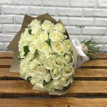 Елегантен букет от 51 бели рози