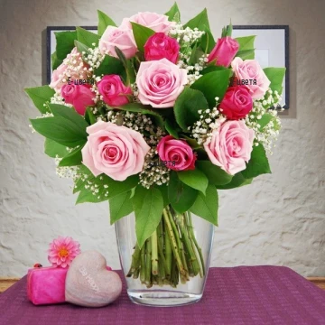 Букет от 13 розови рози и зеленина