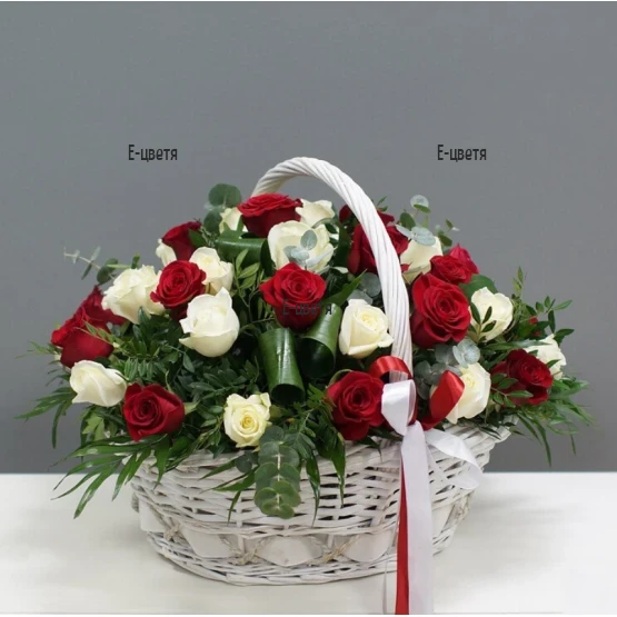 Доставка на кошница с 51 бели и червени рози в София