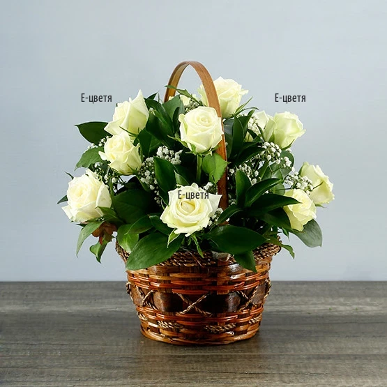 Онлайн поръчка на кошница с бели рози