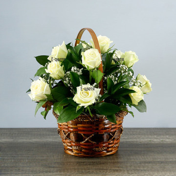 Бели рози, аранжирани в прегръдката на свежа, нежна гипсофила и още по-свежи зеленини. Всичко това, аранжирано на пиафлора.