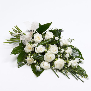 Красив, нежен букет, с които да изкажете своите съболезнования към близките на починал скъп човек. Комбинация от бели рози, обилна зеленина.