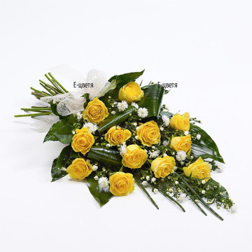 Голям букет от жълти рози, бели хризантеми и обилна зеленина.