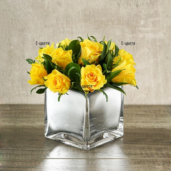 Send an arrangement with yellow roses in glass cube