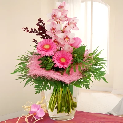 Send a bouquet of pink Cymbidium orchid and roses.