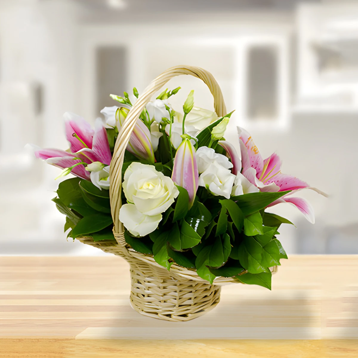 A basket with white and pink flowers - Adel