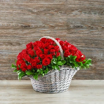 Кошница със 101 червени рози