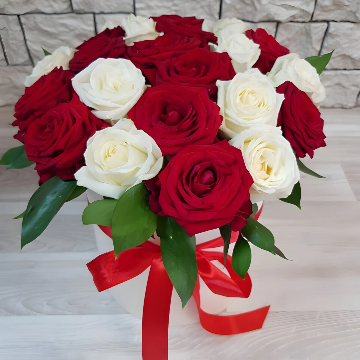 Send round box with 21 roses to Bulgaria