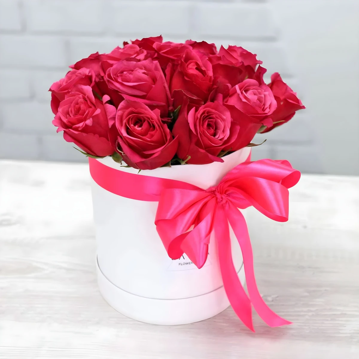 Send a box of pink roses to Bulgaria