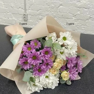 Classic bouquet of four stems of chrysanthemums in two colors and spray rose in yellow or cream color, suitable both for a special occasion.
