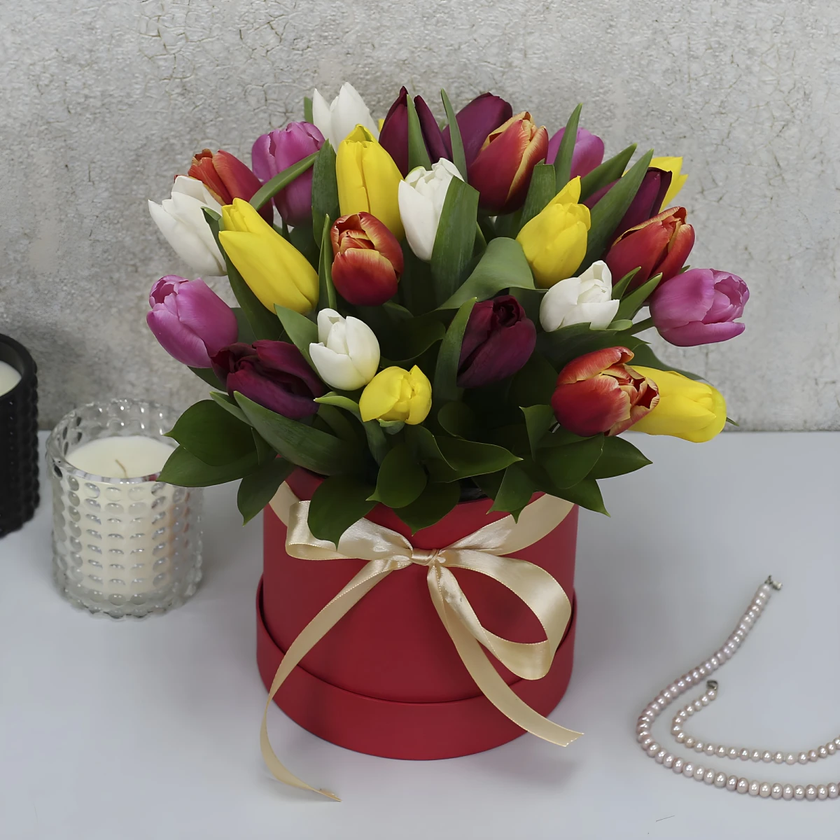 Send to Bulgaria 25 tulips in a round box